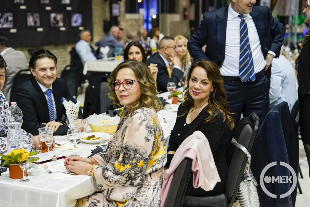 Vendégek az asztal körül.