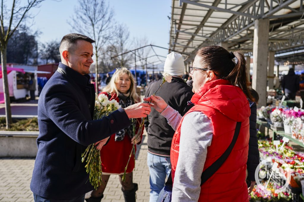 Virággal köszöntötte a hölgyeket Janiczak Dávid polgármester.