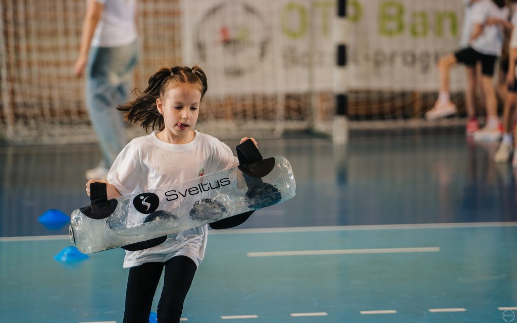 Vízhordásos feladatot csinálja az egyik diák.