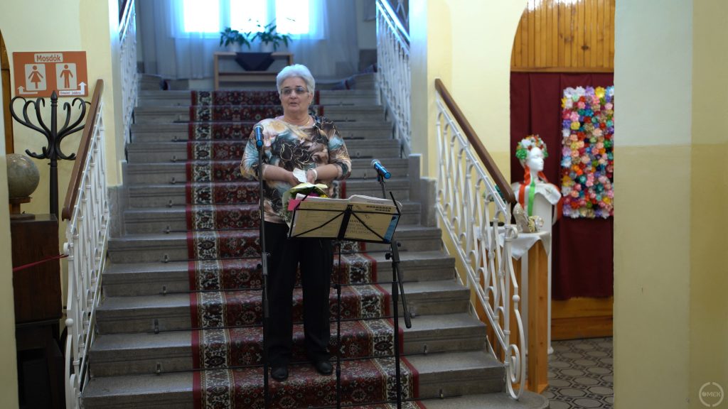 Vozár Ottóné képzőművész.