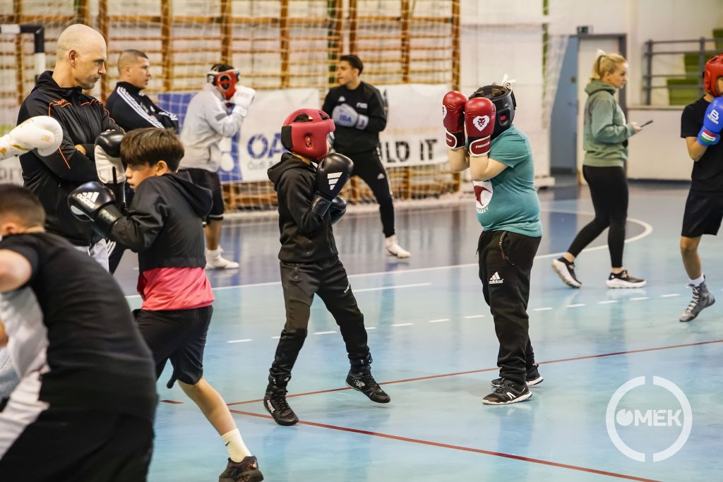 Zajlik a közös edzés.