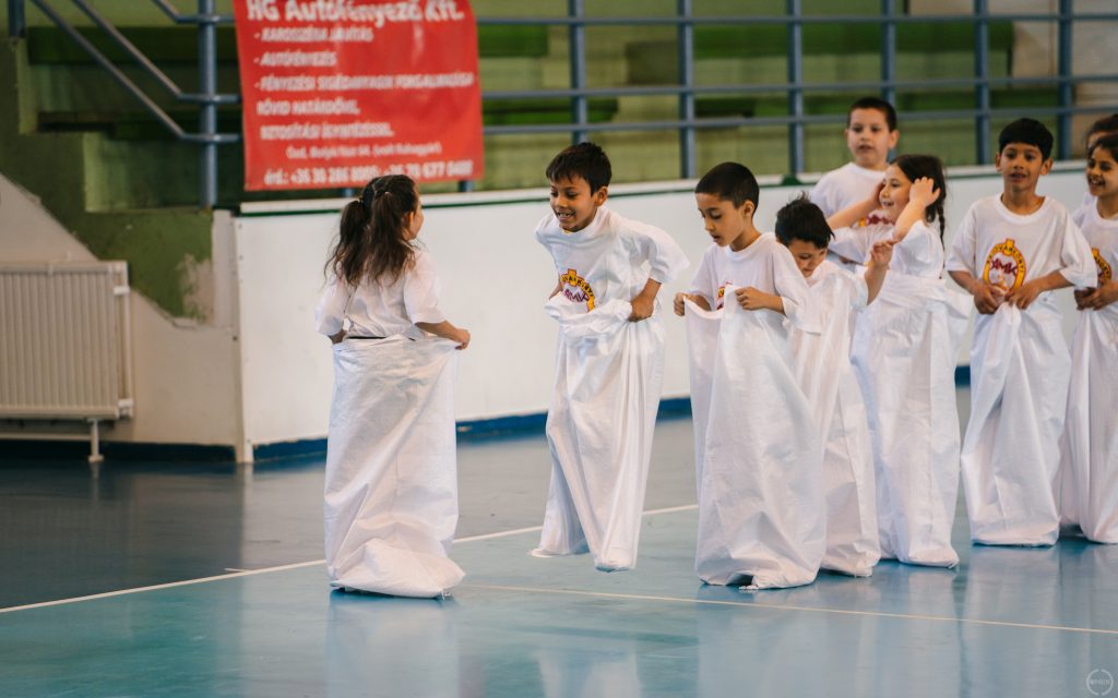 Zsákban ugrálás volt az egyik feladat.