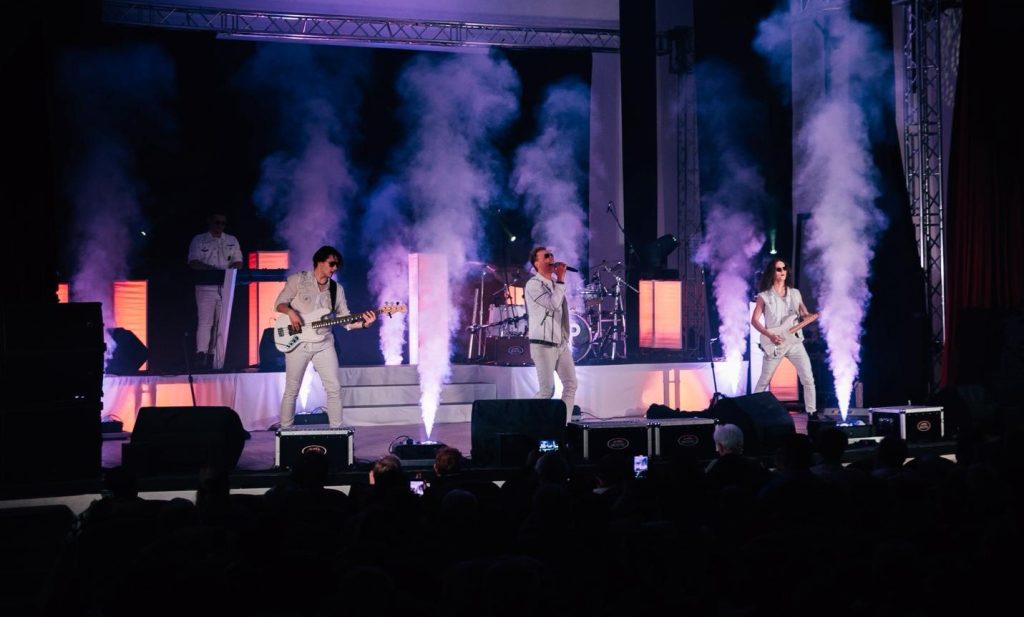 Látványos technikai megoldásokkal és pirotechnikai elemekkel teszik felejthetetlenné az estét.