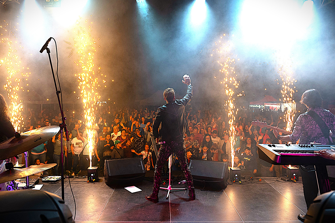 A koncert nem csupán egy fellépés, hanem egy komplex vizuális és zenei élmény.