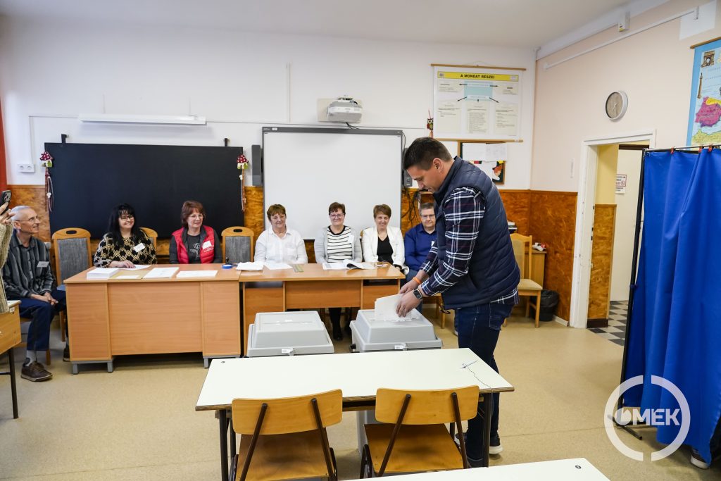 A Fidesz-KDNP jelöltje bedobja az urnába a lapokat.