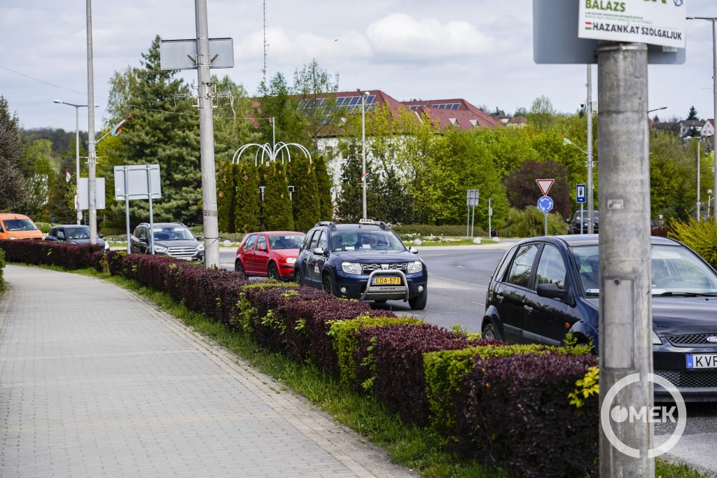 A Gyújtói körforgalom felől haladnak az autók a Munkás út felé.