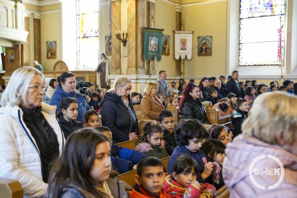 A II. János Pál Katolikus Általános Iskolába és Óvodába járó gyerekek töltötték meg a templom padsorait.