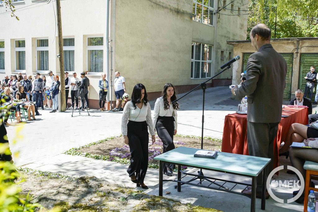 A József Attila Gimnáziumért-díjat Vasas Attila adta át Ambrus Noéminak és Gyetvai Pannának.