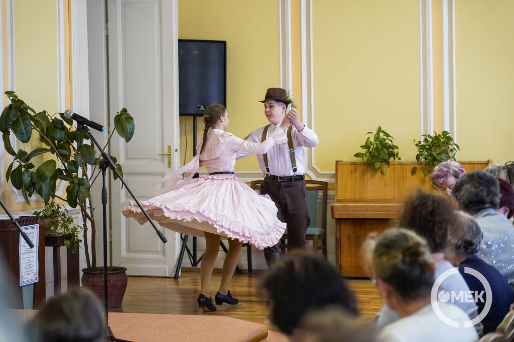 A Szabad Szombat Táncegyüttes tagjai nyírségi tirpákot táncoltak.