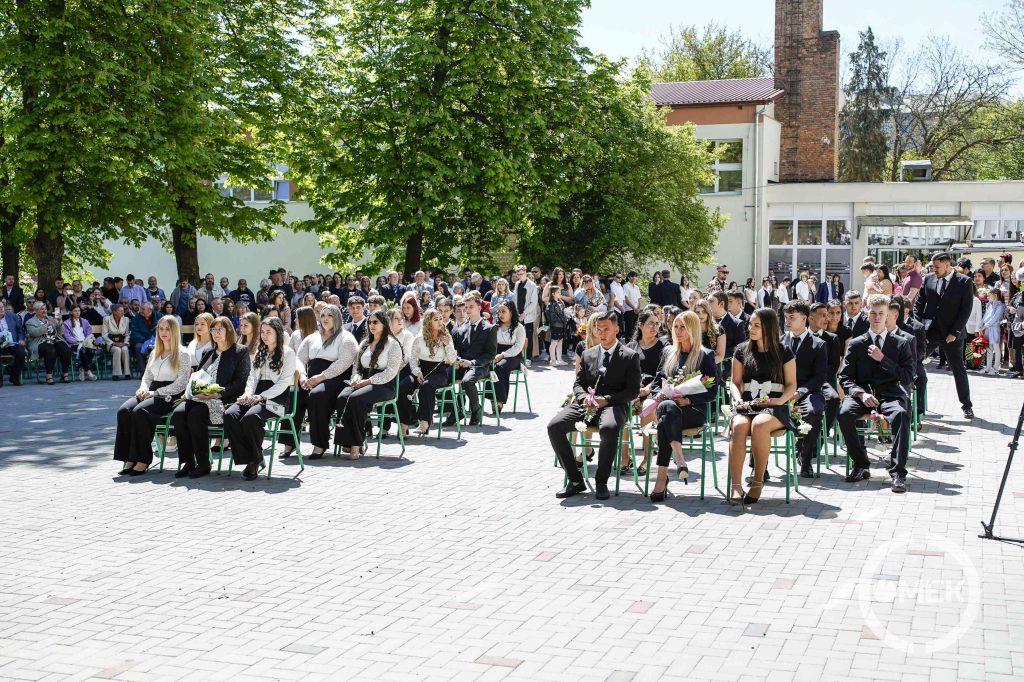 A ballagók az udvaron foglaltak helyet.