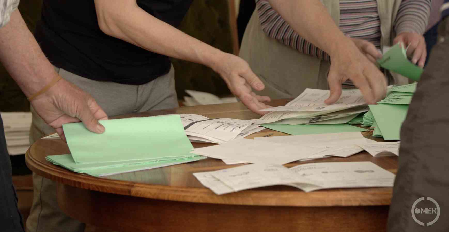 A beérkezett zöld borítékos szavazatokat számolják a Városházán.