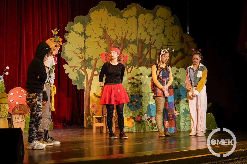 A bogáriskola tanulói és iskolakertésze.