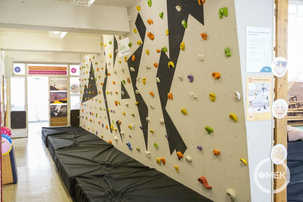 A boulder mászófal a Bolyky Tamás Általános Iskolában.