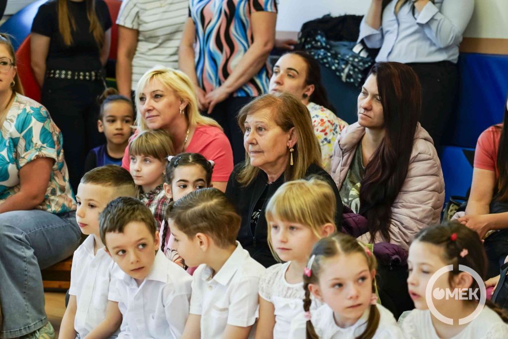 A büszke szülők és a gyerekek.