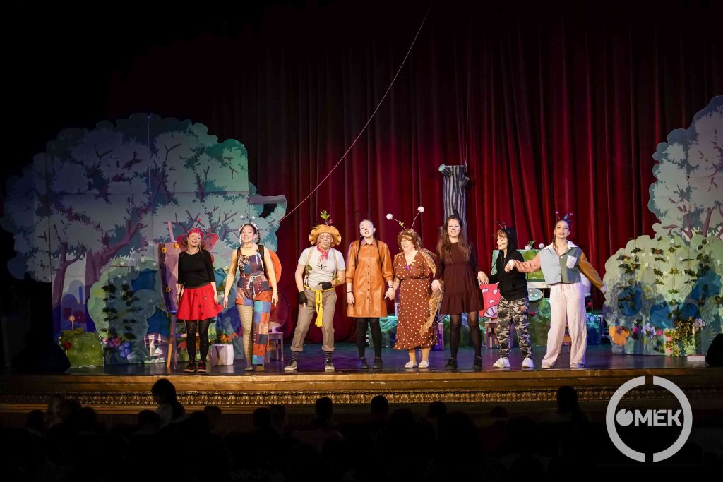 A darab összes szereplője a színpadon.