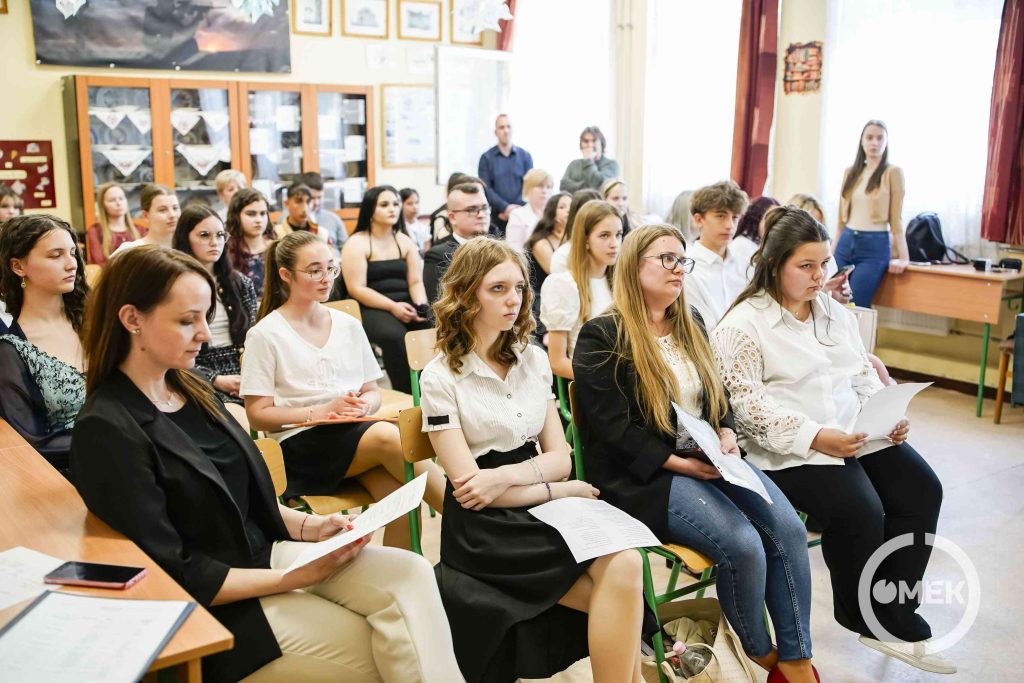 A diákok és a pedagógusaik az iskola egyik termében.