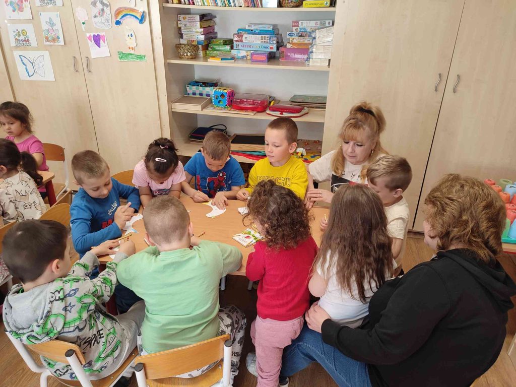 A gyerekek színeznek.