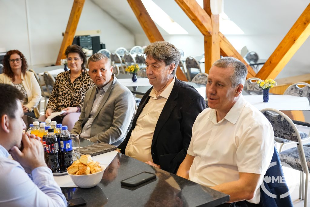 A helyi utánpótlás csapatok vezetőivel egyeztettek ma a távhő telephelyén.