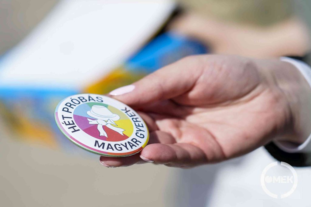 A hétpróbán jól teljesítő diákok kitűzőt kaptak.