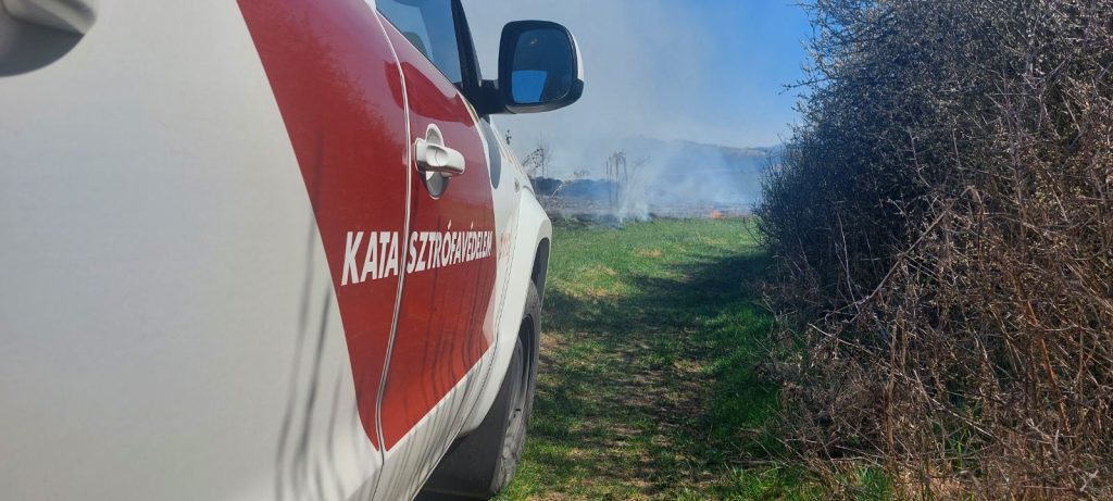 A katasztrófavédelem autója Szentsimon határában. (Kép forrása: Ózdi HTP)