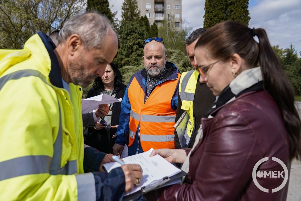 A kivitelező cég képviselője átveszi a munkaterületet papíron.