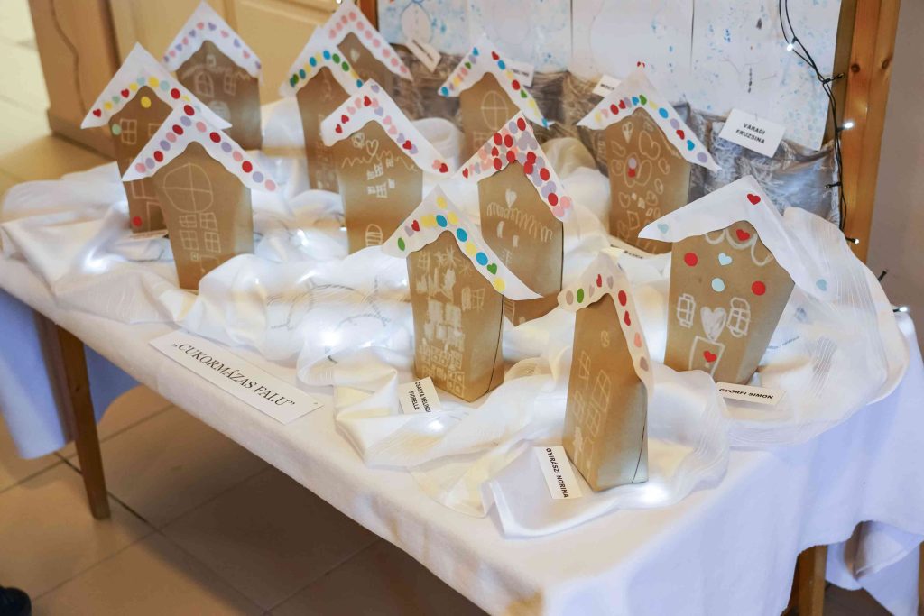 A kreatív kuckó alkotásai az asztalon.