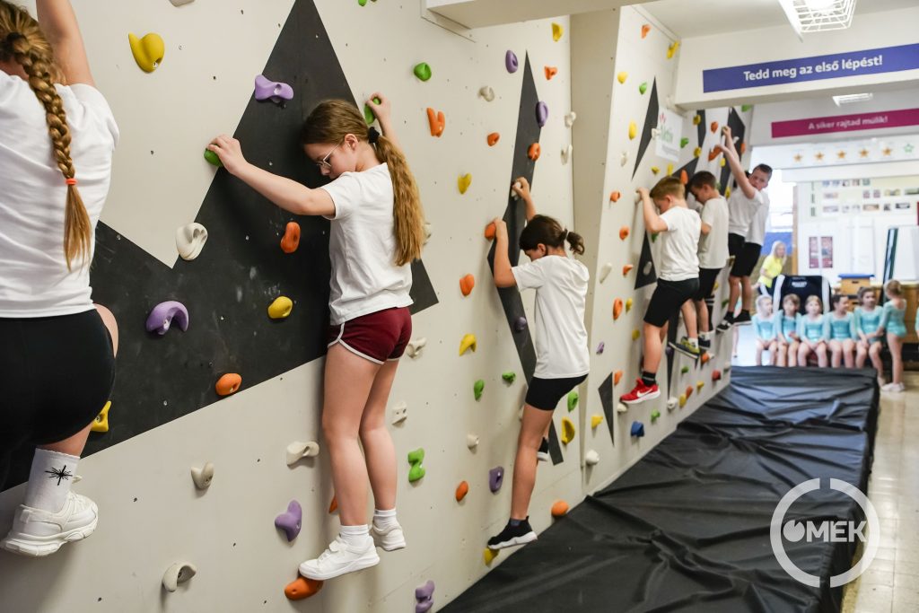 A lányok is erősek voltak, megtartották magukat a falon.