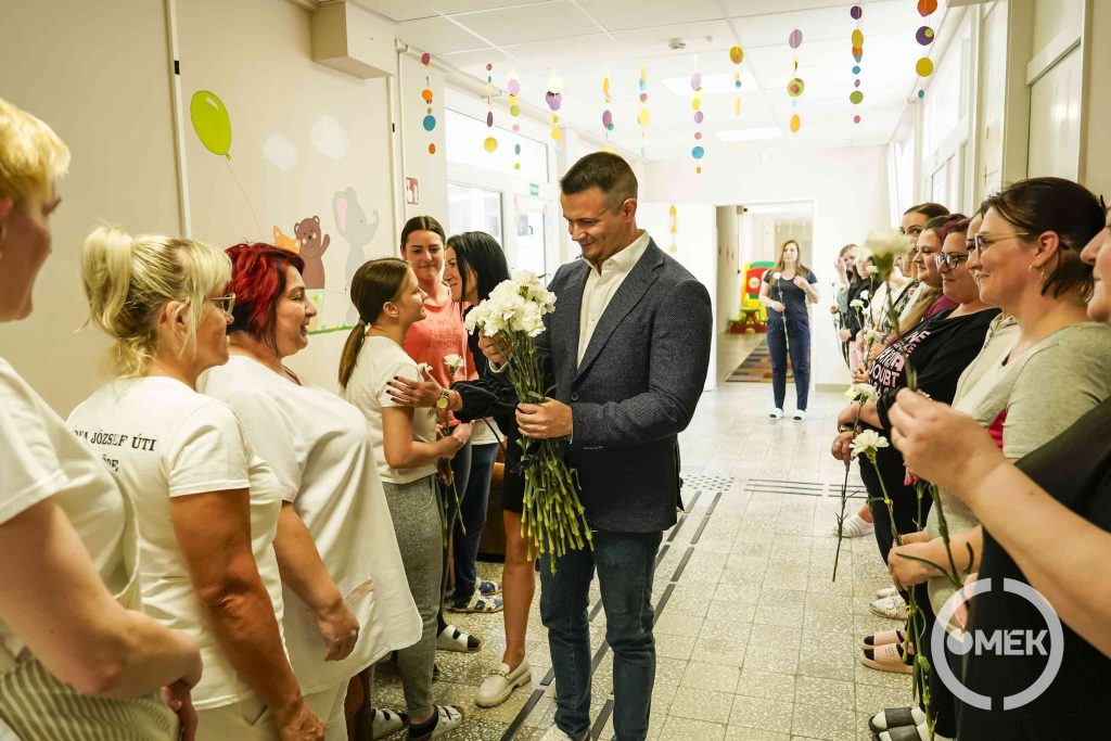 A legkisebbekért dolgozó szakembereket lepték meg a város vezetői.