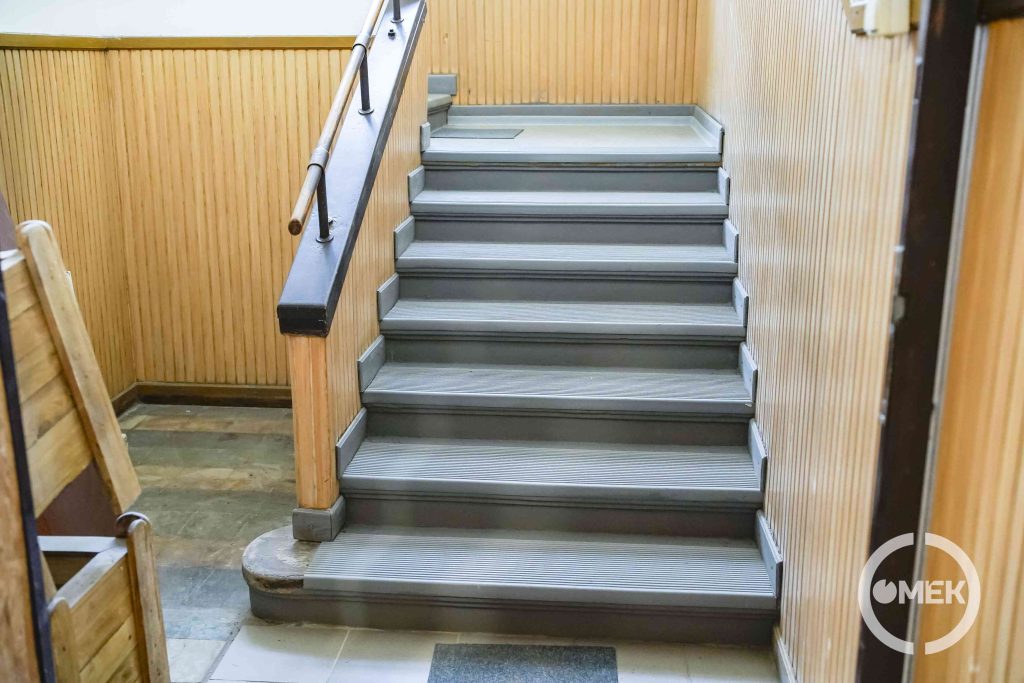 A lépcső új burkolatot kapott.