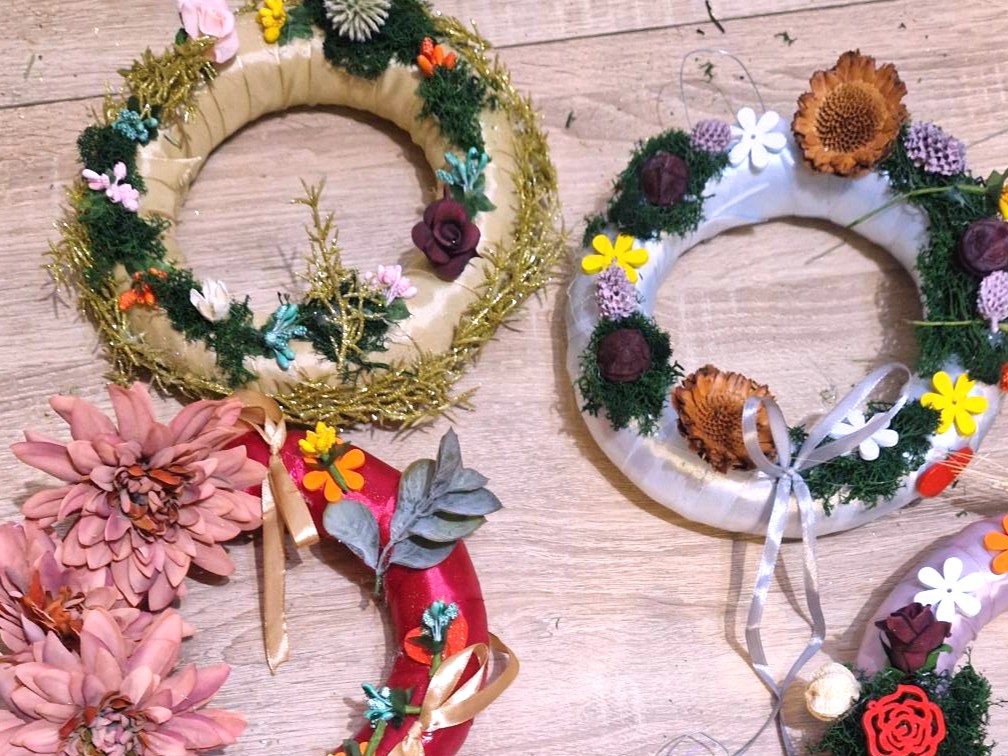 A műhelyben készülnek többek között dísztárgyak, koszorúk, gyertyák és szappanok.