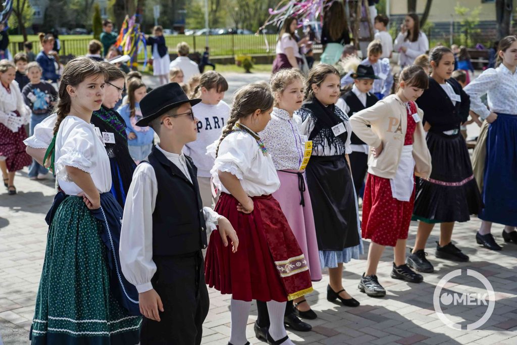 A népviseletbe öltözött diákok közösen táncolták el a már jól ismert lépéseket.