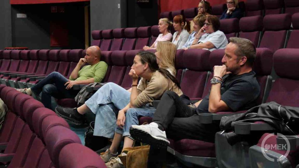 A nézőtér, a beszélgetés családias hangulatban zajlott.