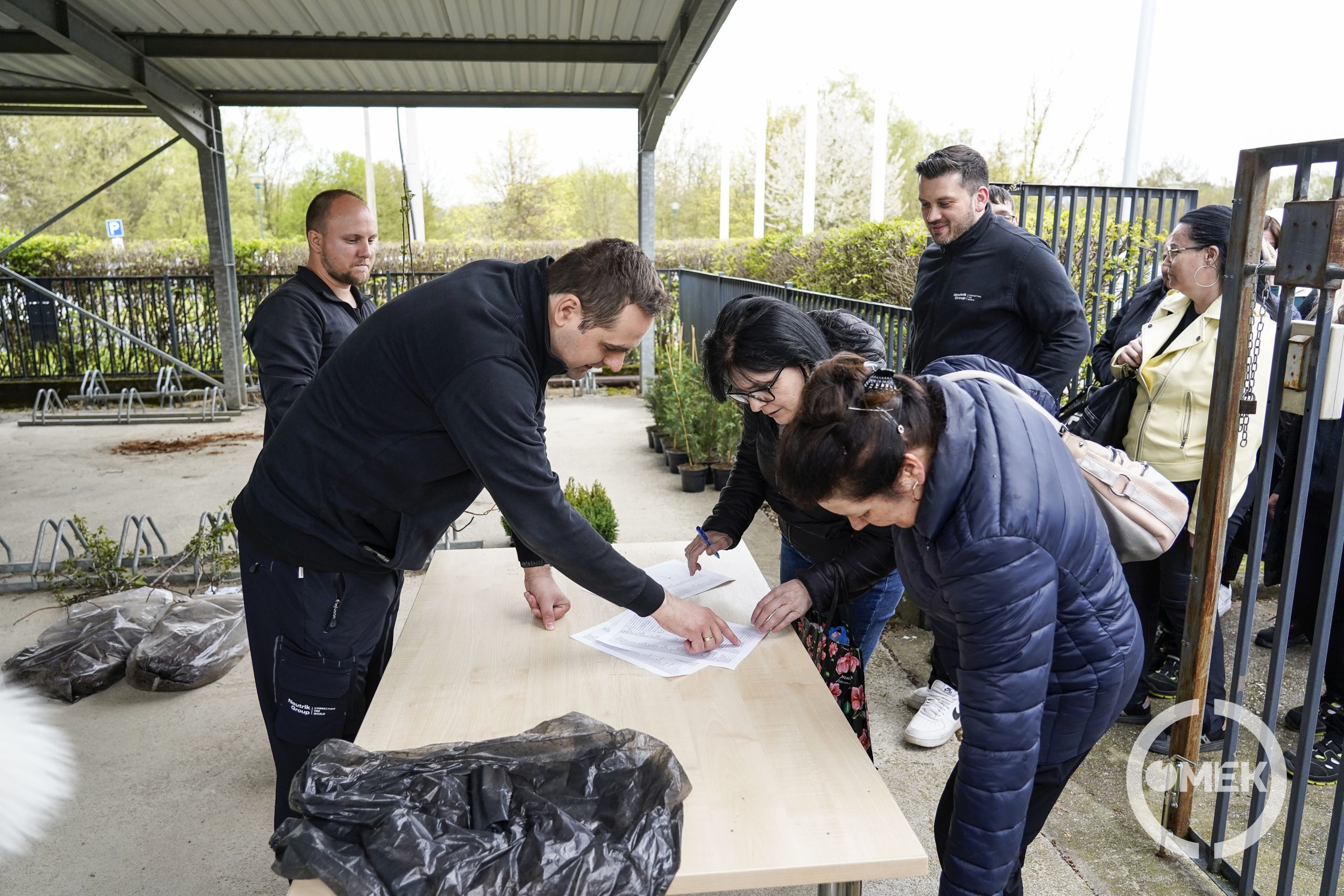 A növényekért cserében egy aláírást kértek a dolgozóktól.
