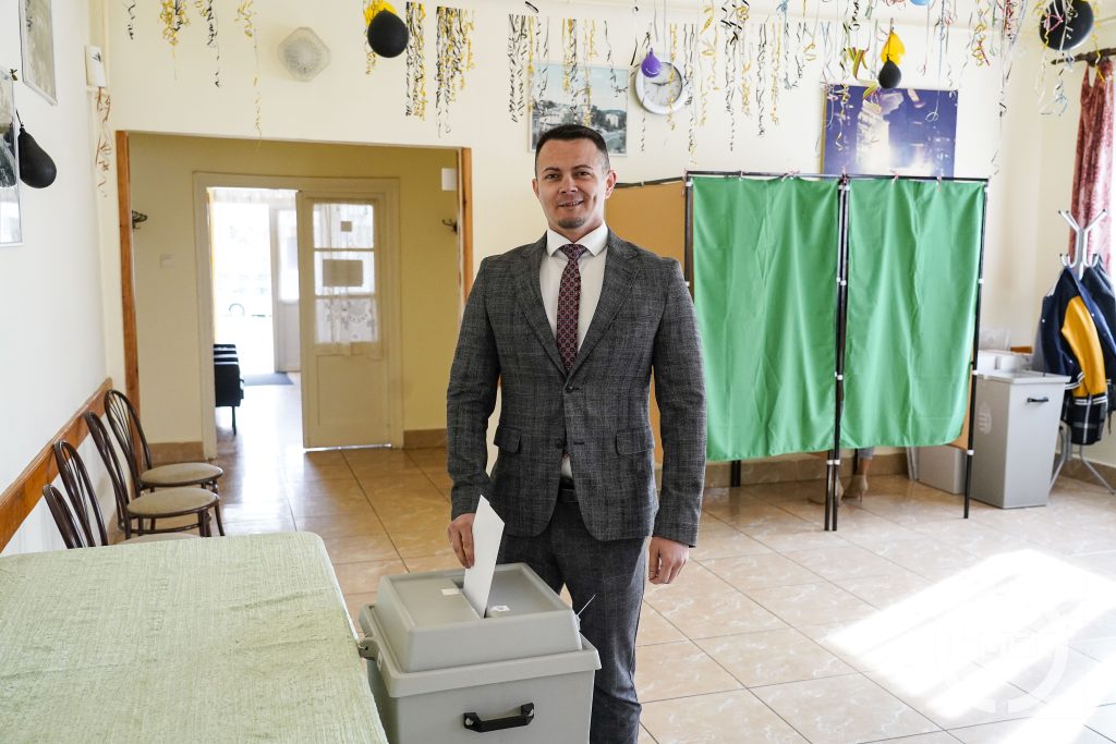 A polgármester bedobja az urnába a lapokat.