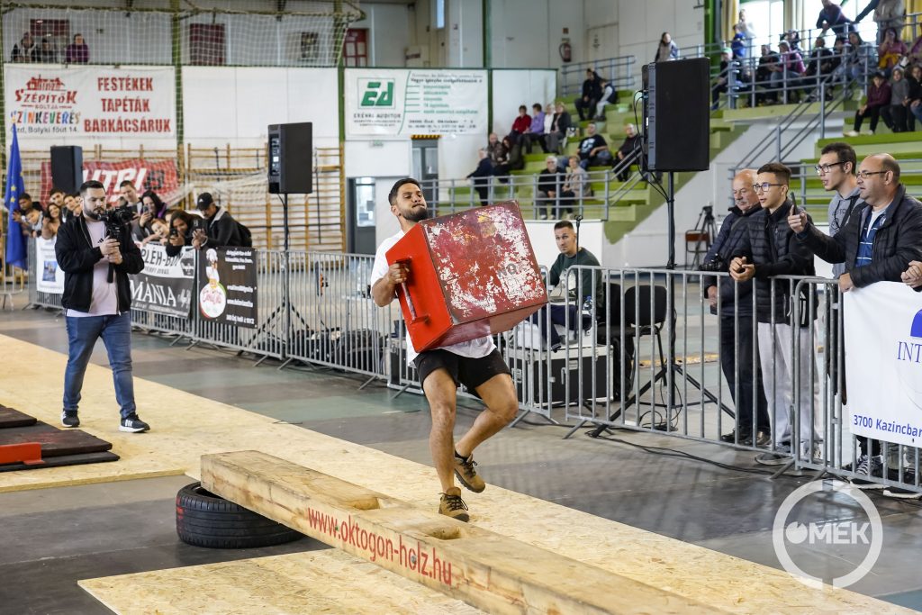 A súlyos eszközzel szaladnak a versenyzők.