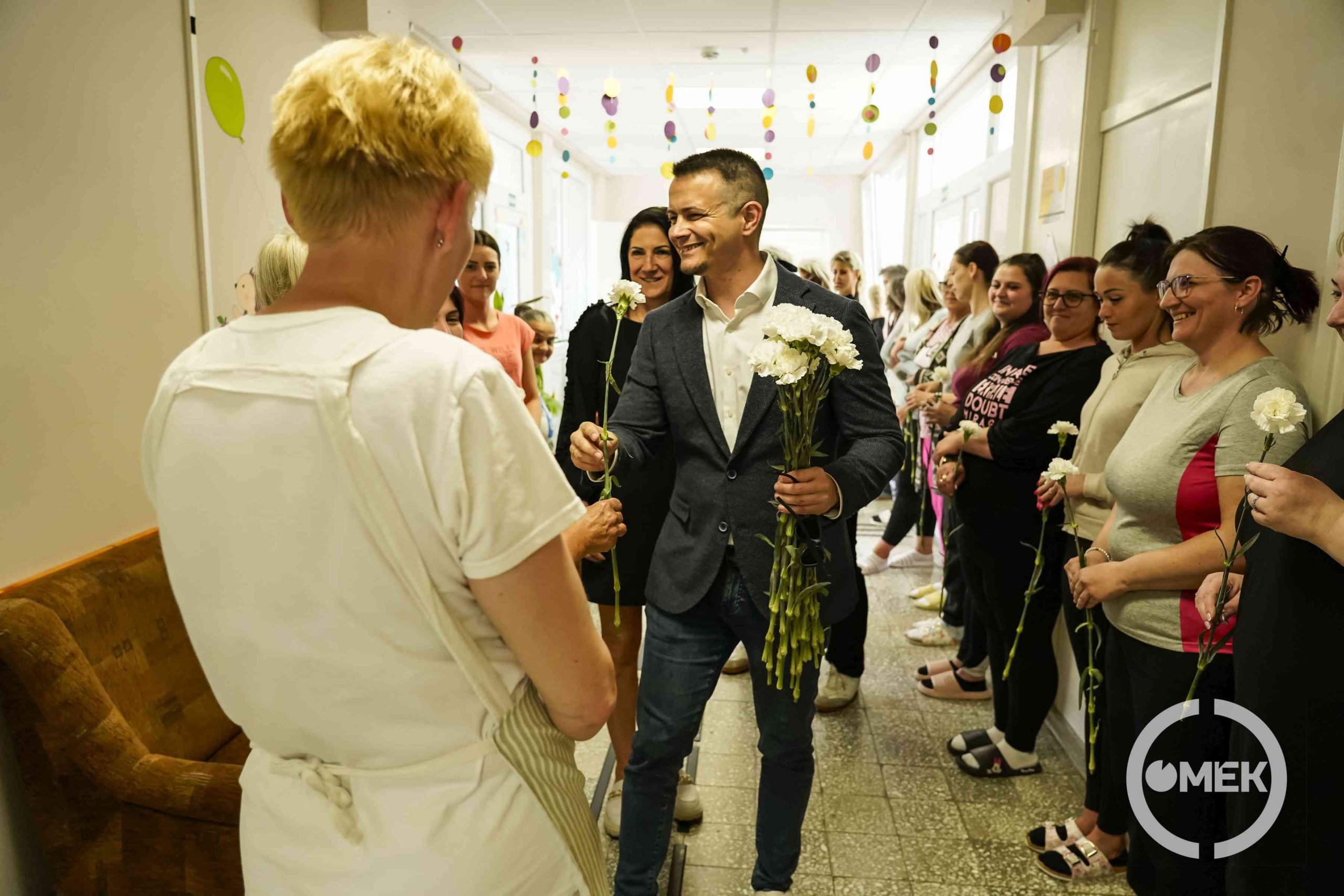 A szál virág mellé üdvözlet is járt.