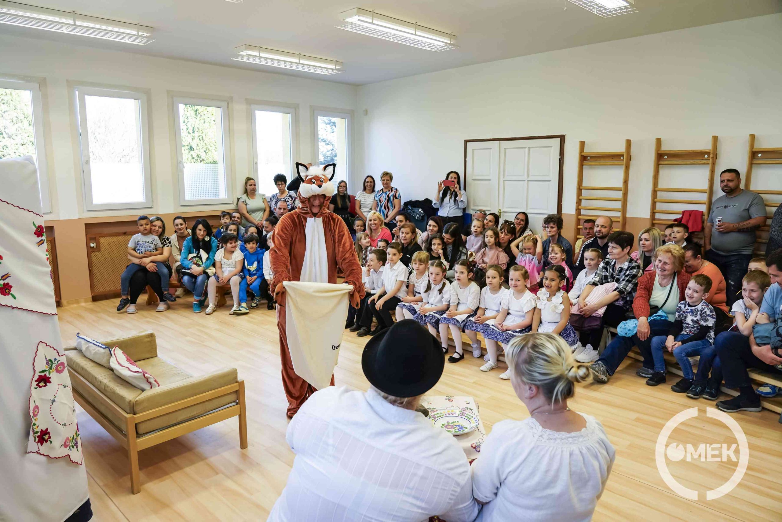 A szállást kérő róka című mesejátékot adták elő az óvodapedagógusok.