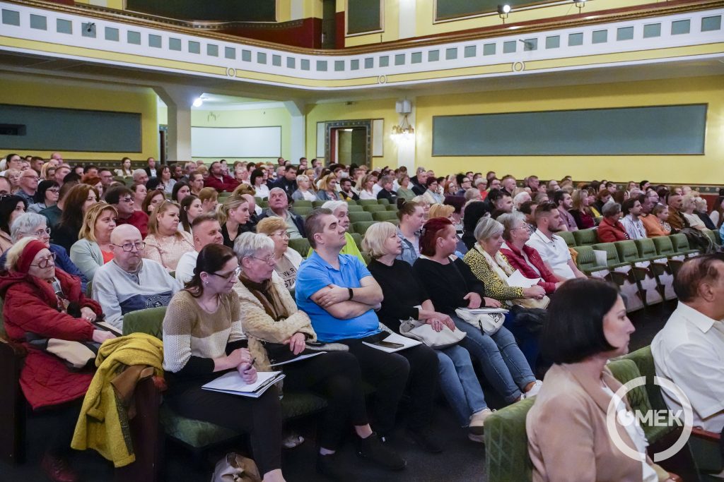 A szavazatszámláló bizottság tagjai.