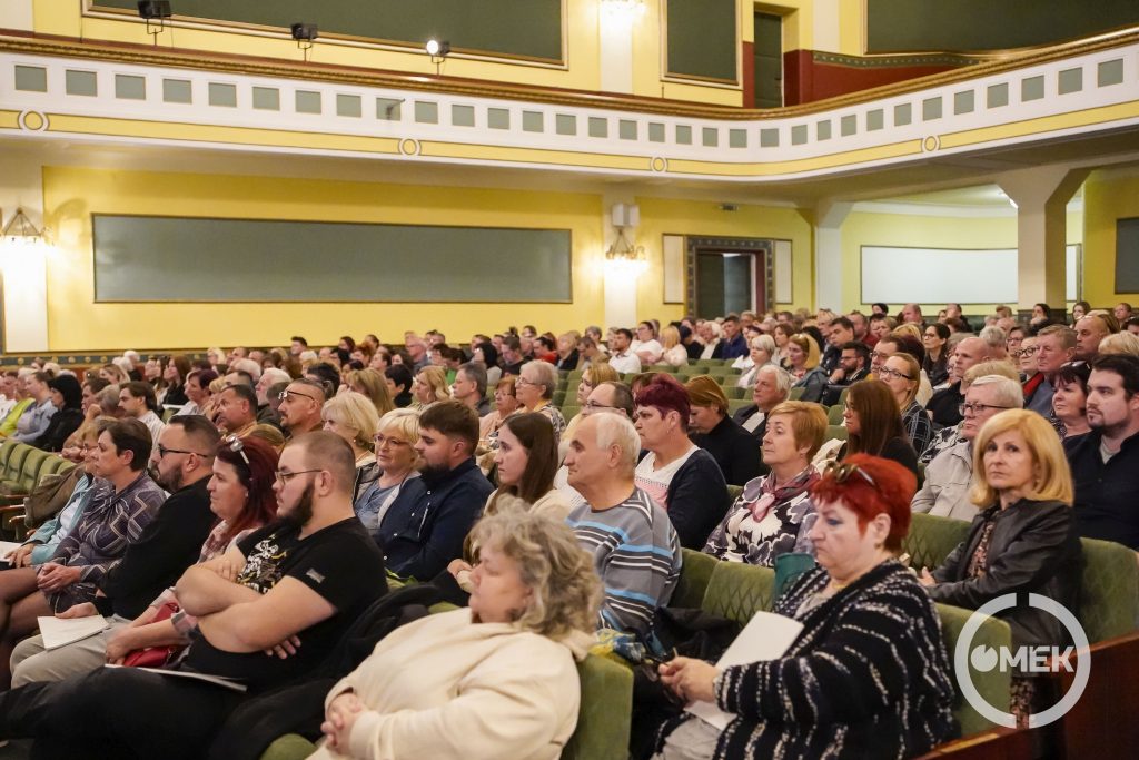 A szavazatszámláló bizottság tagjai az Olvasóban.