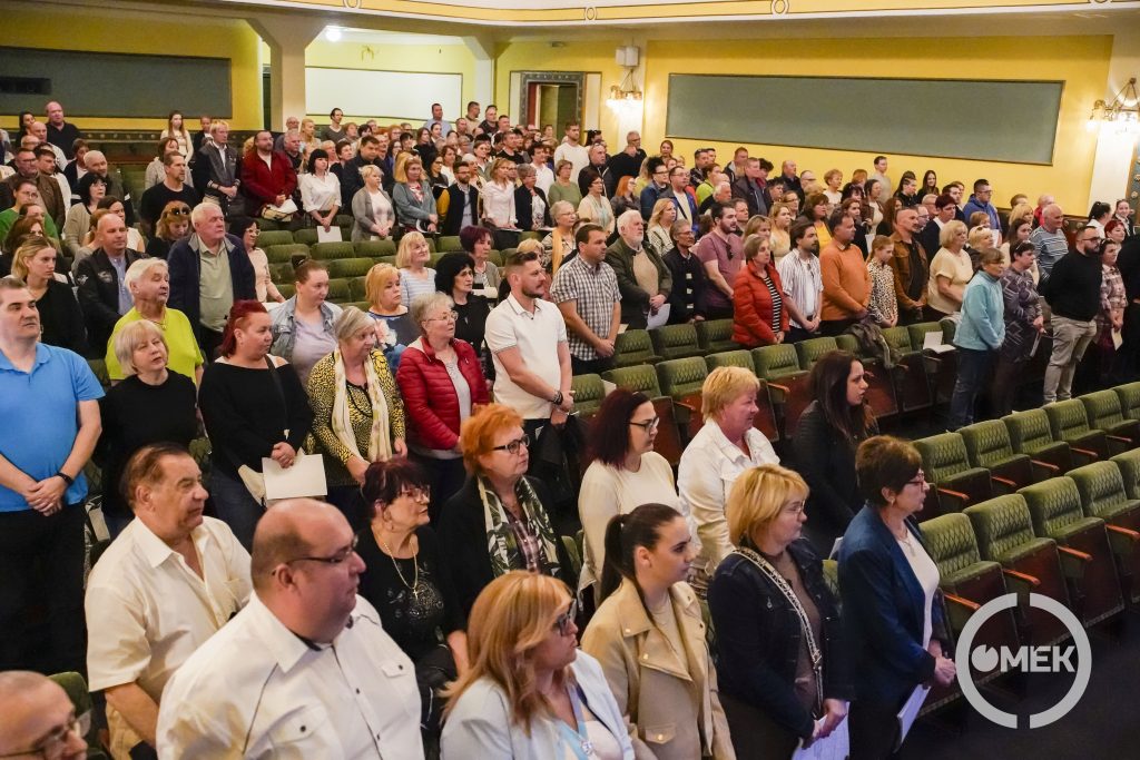 A szavazatszámláló bizottság tagjai mondják az esküt.