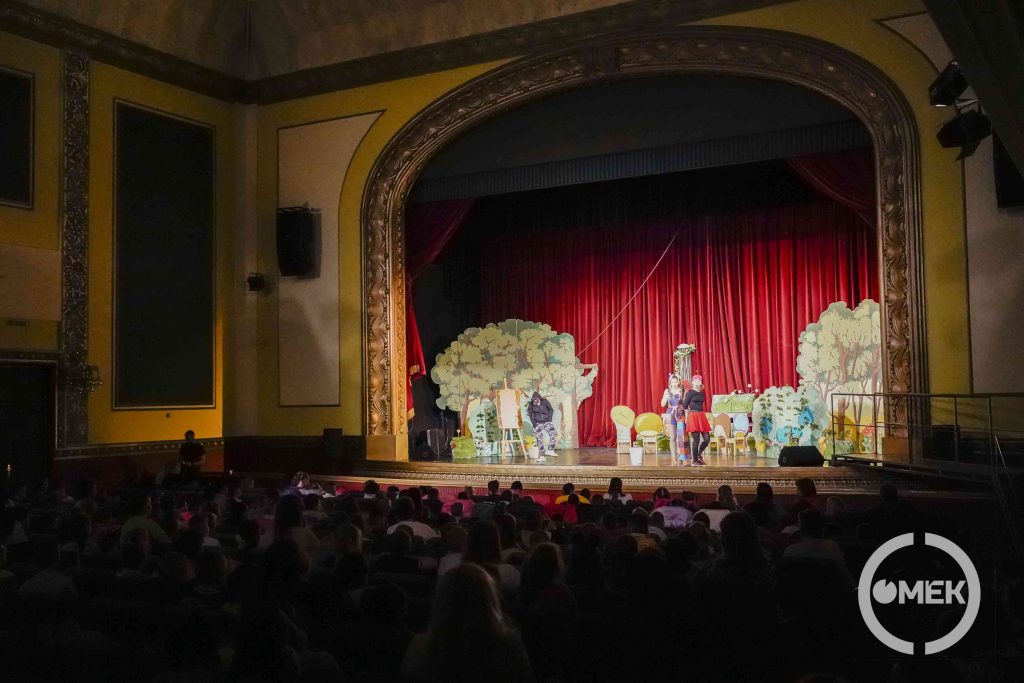 A szereplők a színpadon, akiket több mint 600 gyermek nézett egyszerre.