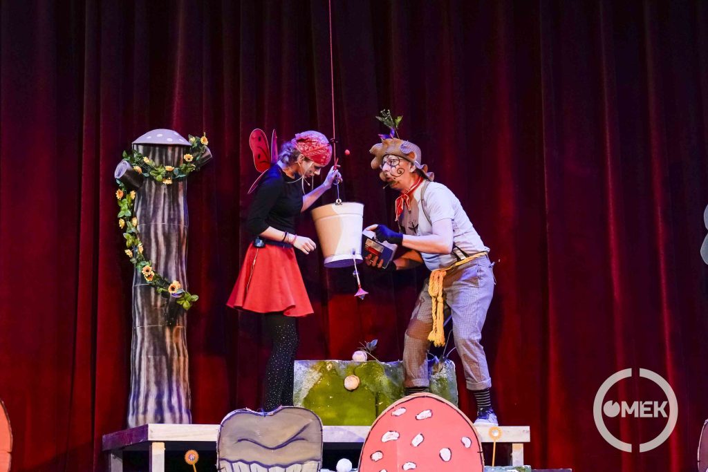 A szereplők keresik az elveszett harmatcseppeket.