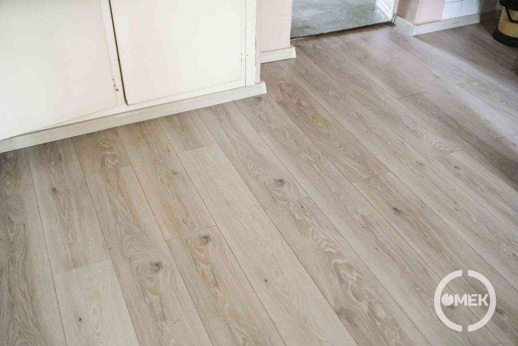 A szobákban laminált padlót raktak le.
