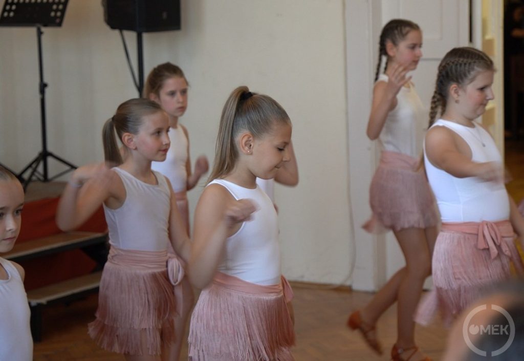 A társastánc tagozatosok szambát táncoltak.