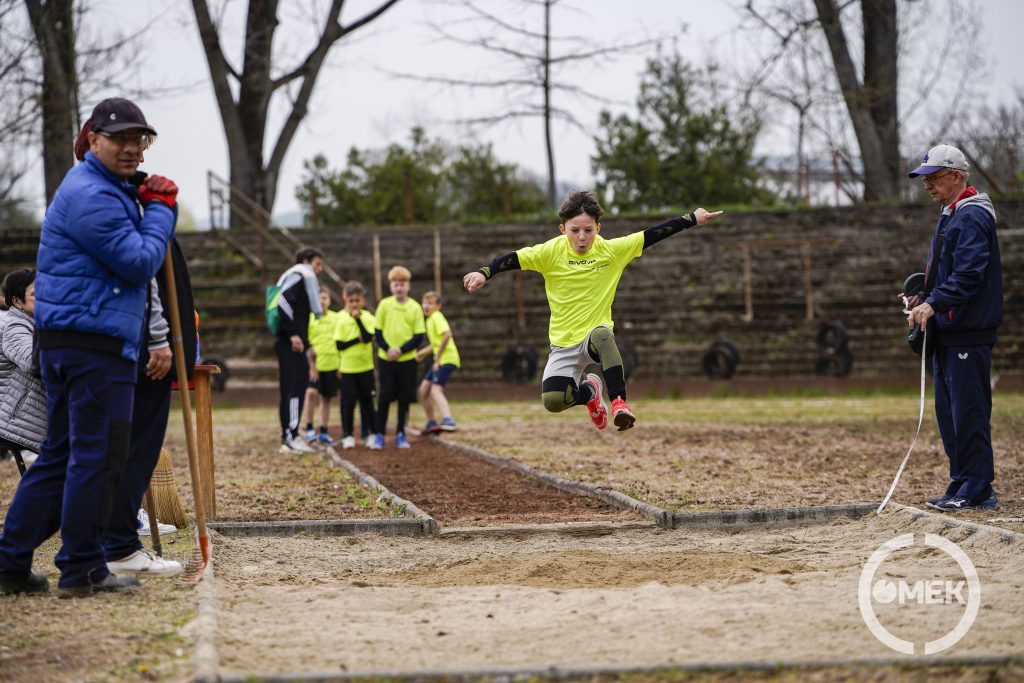 A távolugró gödörnél is nagy volt a nyüzsgés.