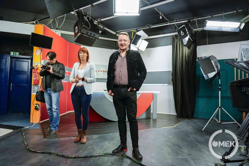 A televízió munkatársai köszöntötték a vendégeket.