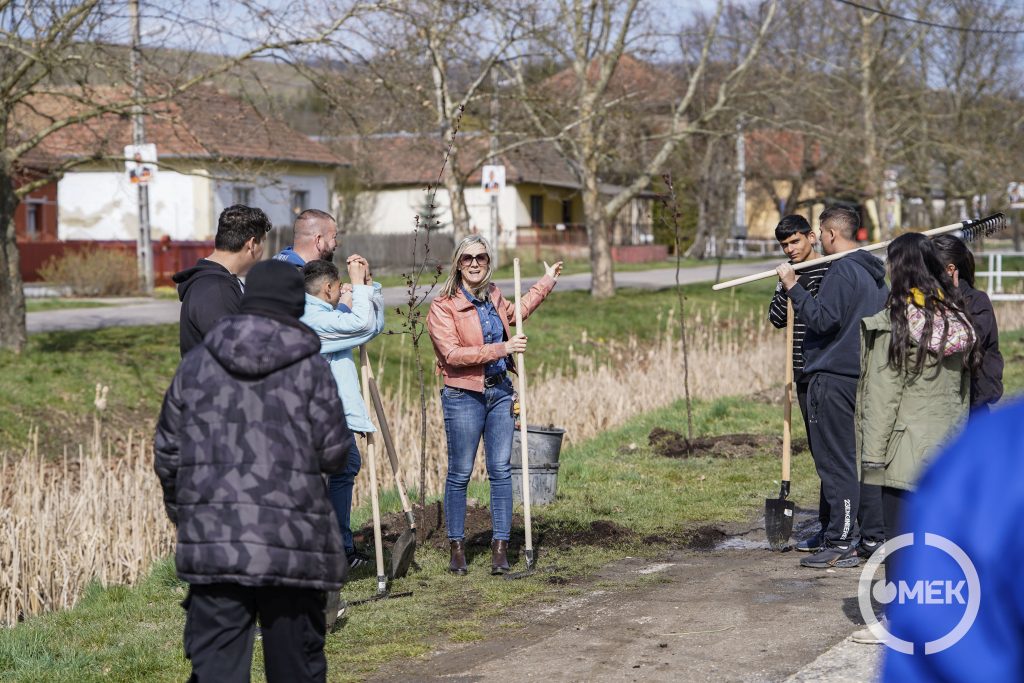 A terület képviselője is gereblyét ragadott.