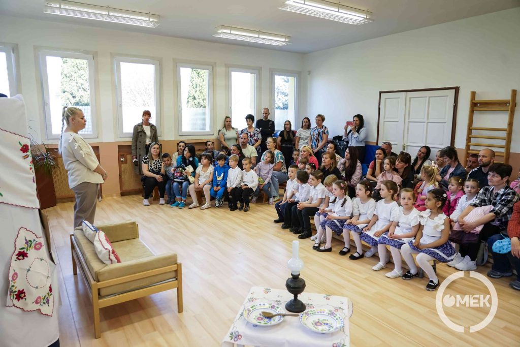 A tornateremben gyűltek össze a vendégek.
