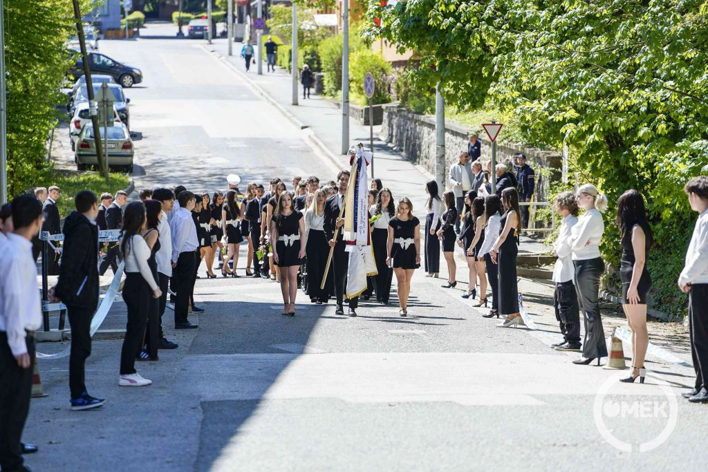 A végzősök körbesétálták az intézményt.