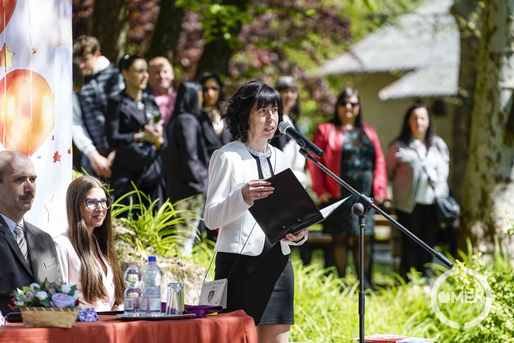 Ambrus Ildikó igazgató szólt a pedagógusokhoz, a diákokhoz és szüleikhez is.